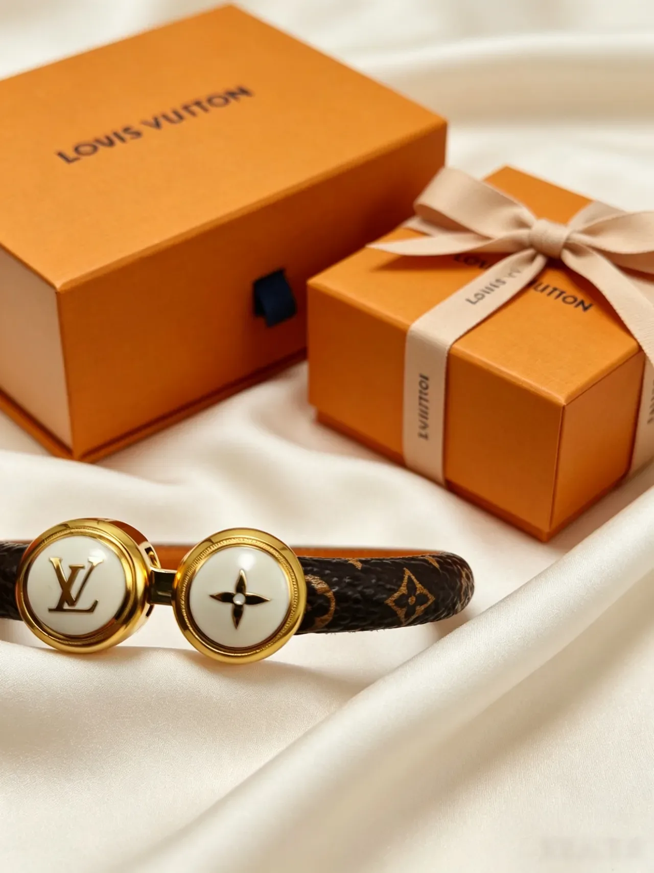 Louis Vuitton Twist Bracelet Cuero Monogram Negro Dorado Incrustación Madre de Perla 3