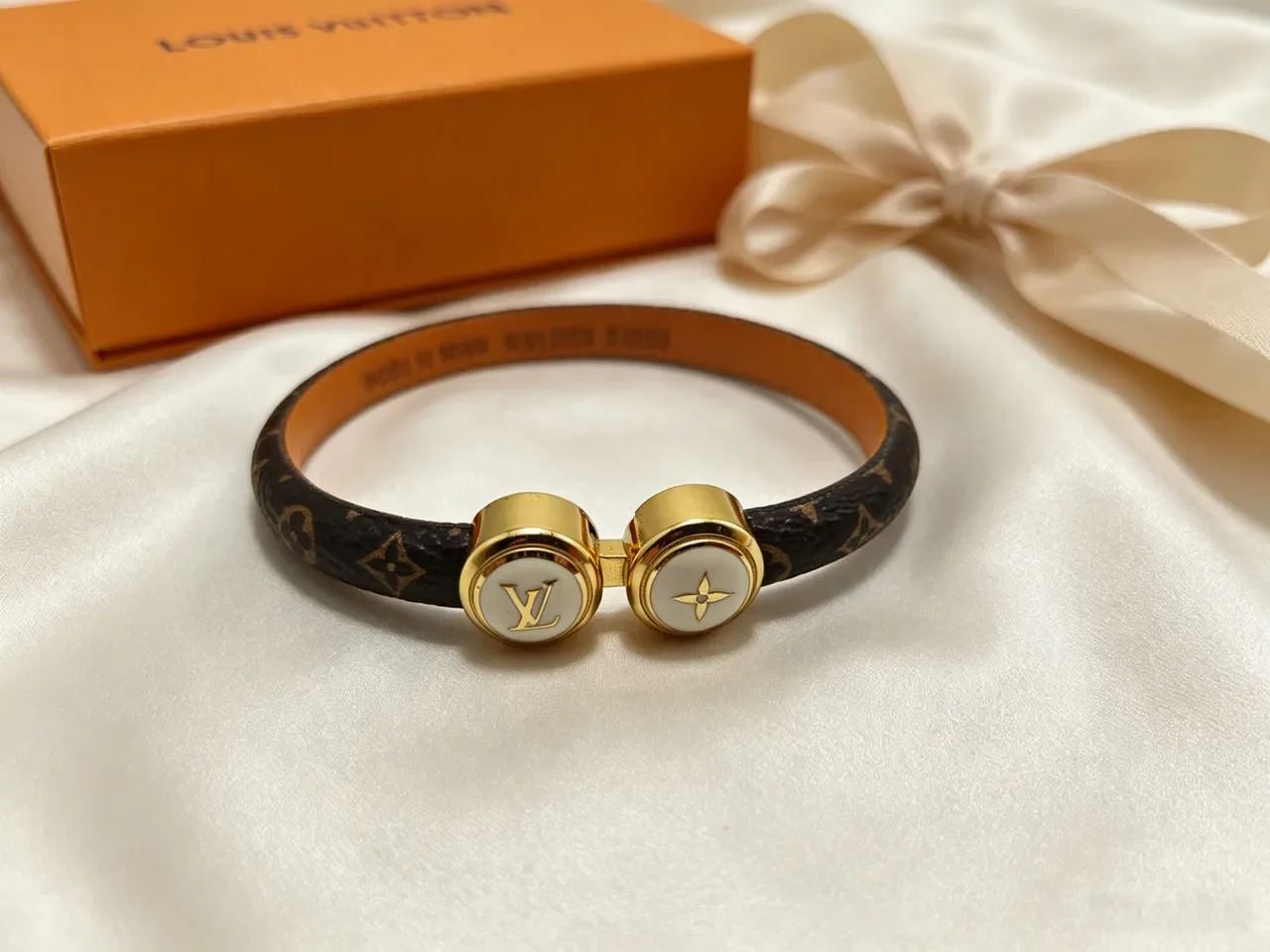Louis Vuitton Twist Bracelet Cuero Monogram Negro Dorado Incrustación Madre de Perla 4