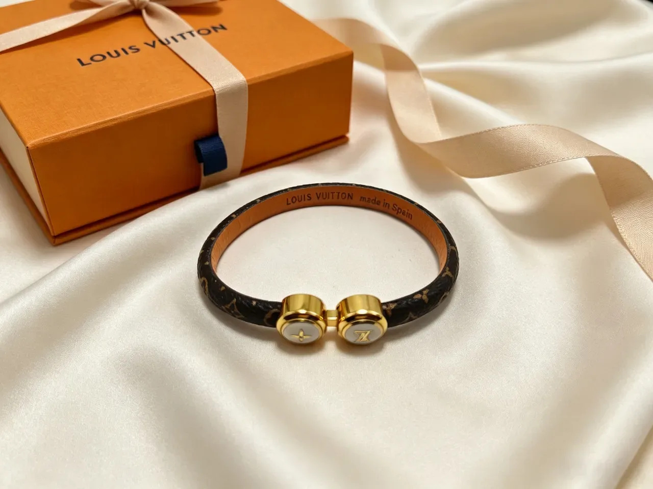 Louis Vuitton Twist Bracelet Cuero Monogram Negro Dorado Incrustación Madre de Perla 5