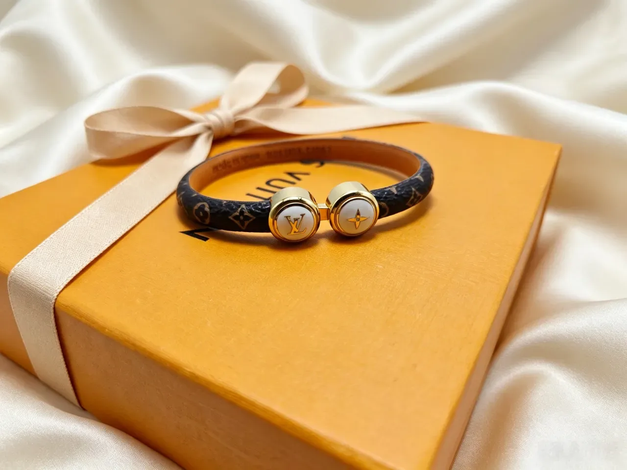Louis Vuitton Twist Bracelet Cuero Monogram Negro Dorado Incrustación Madre de Perla 6