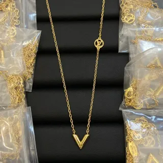 Louis Vuitton V Collection Colar Corrente Dourado
