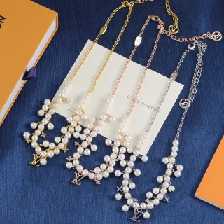 Collar con colgante de perlas Louis Vuitton de oro blanco de múltiples hilos con monograma LV