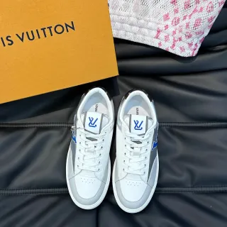 Louis Vuitton zapatillas lifestyle blancas y grises low-top de cuero y sintético