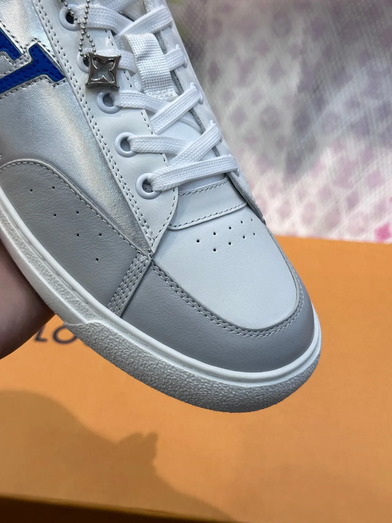 Louis Vuitton sneakers lifestyle blancs et gris low-top cuir et synthétique 8