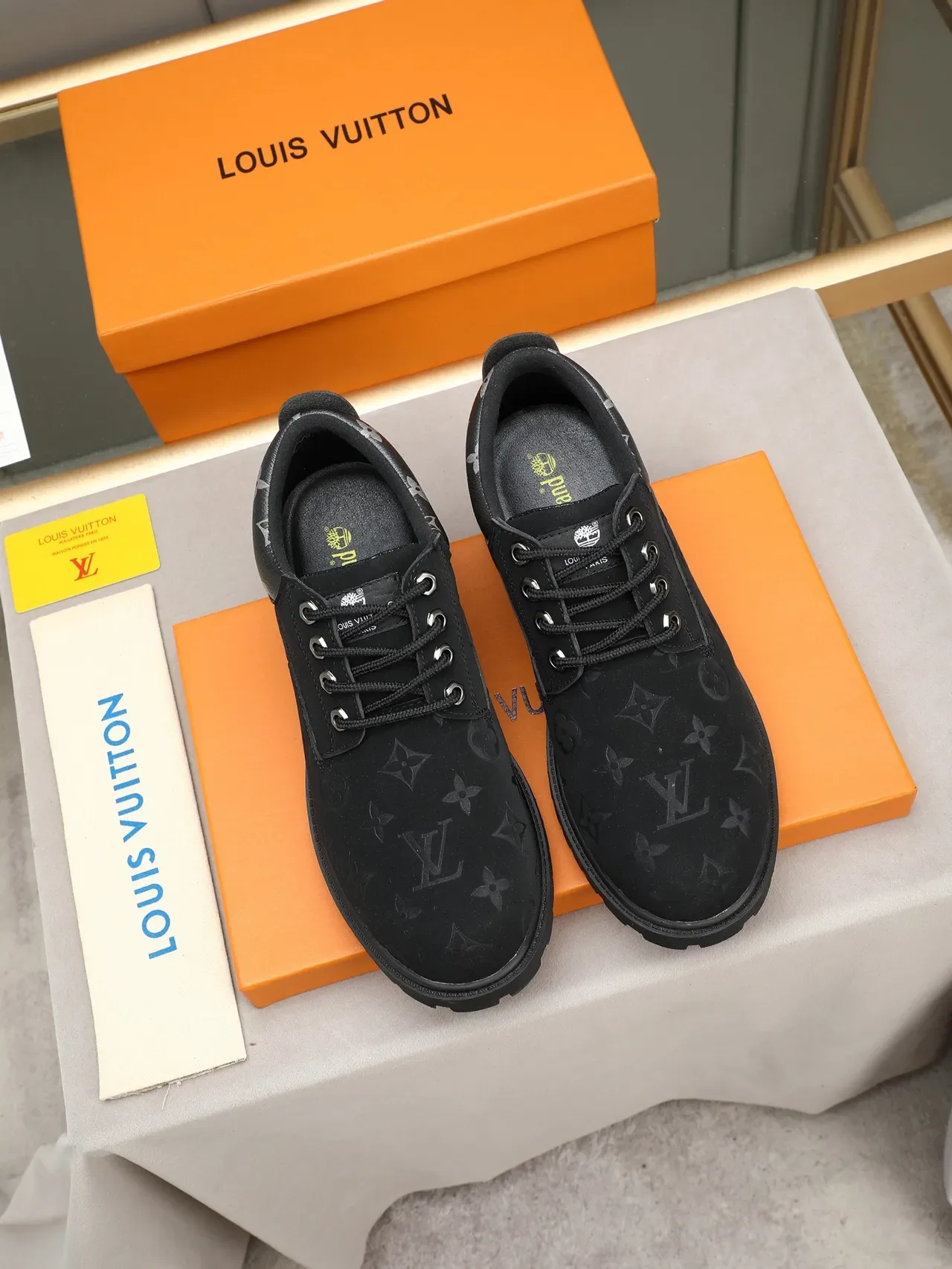 Louis Vuitton x Timberland Monogram 黑色系带休闲鞋 3