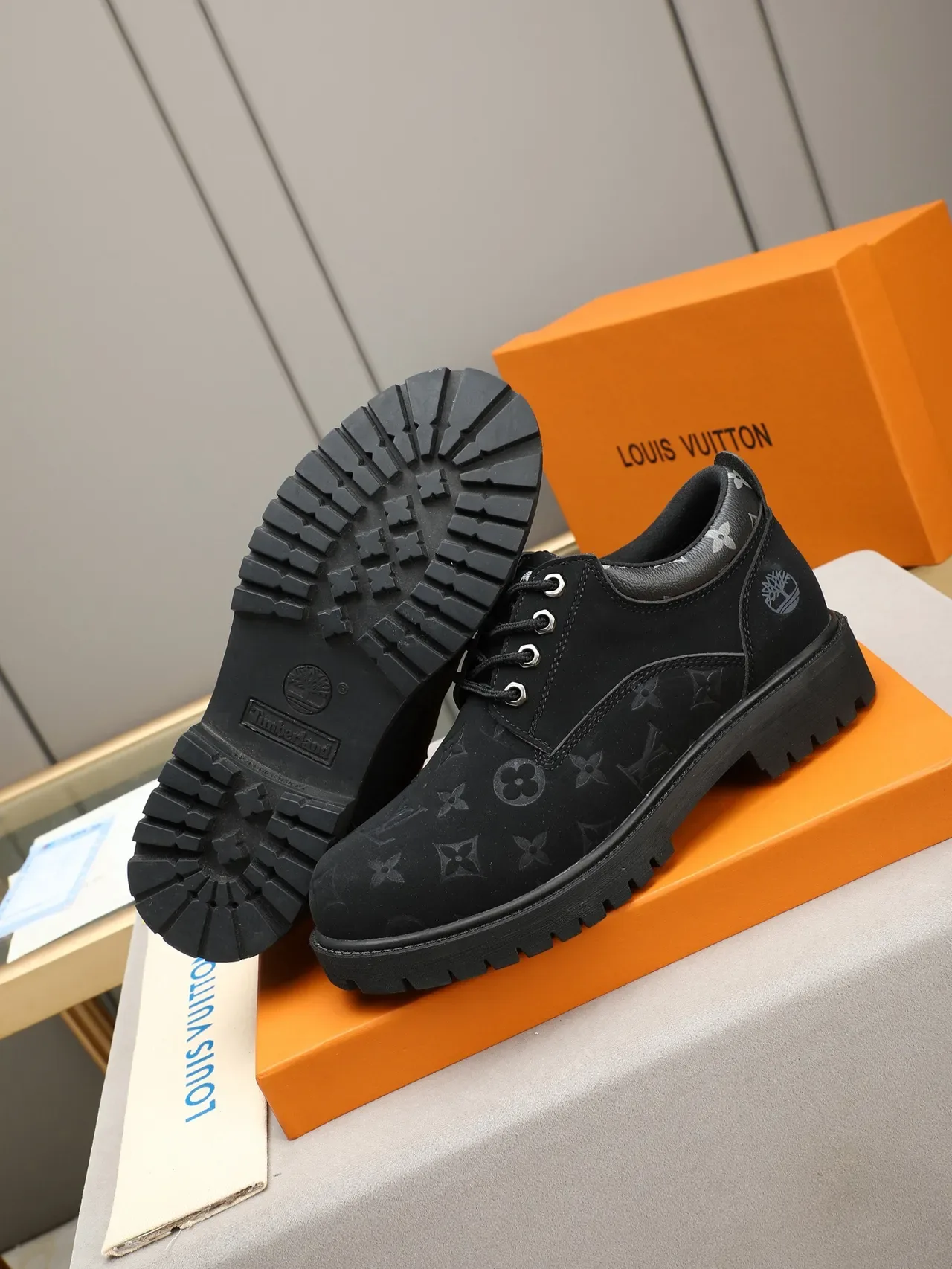 Louis Vuitton x Timberland Monogram 黑色系带休闲鞋 4