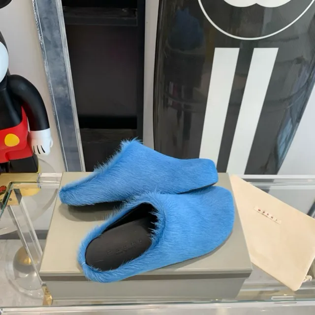 Marni Sapatos casuais slip-on com upper fuzzy shearling-like azul e preto, open-back 8