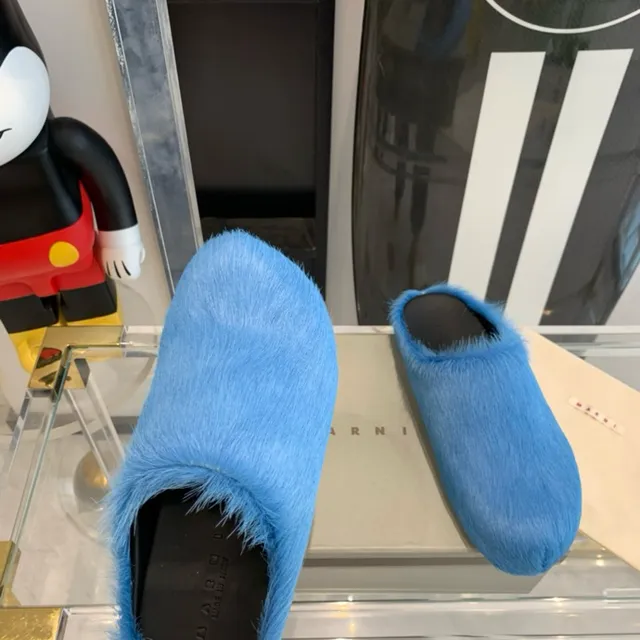 Marni Sapatos casuais slip-on com upper fuzzy shearling-like azul e preto, open-back 9