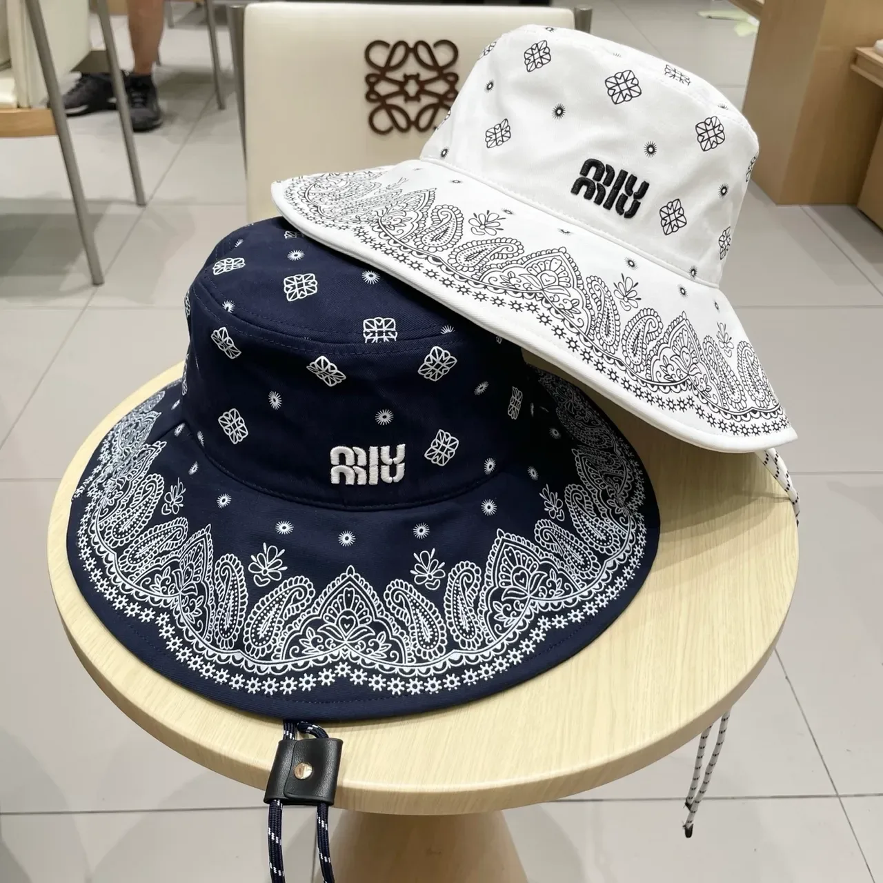 Miu Miu Chapeau Bucket Impression Bandana Couleur Navy 6