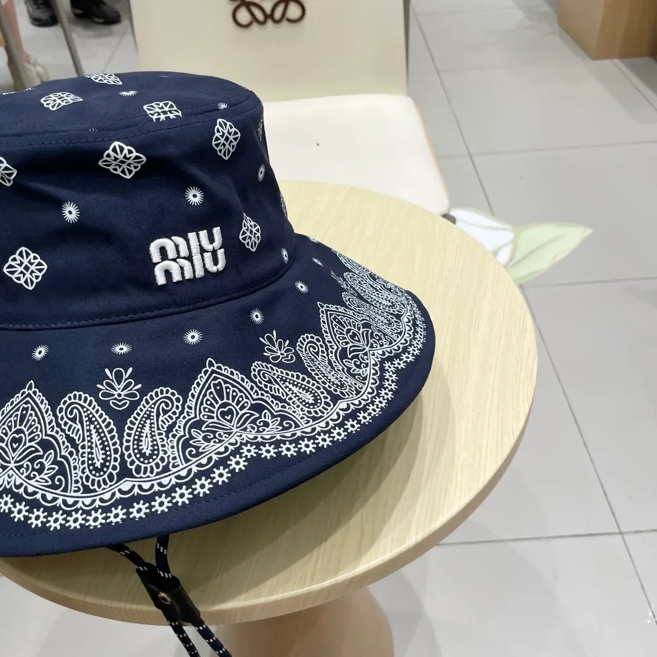 Miu Miu Chapeau Bucket Impression Bandana Couleur Navy 7