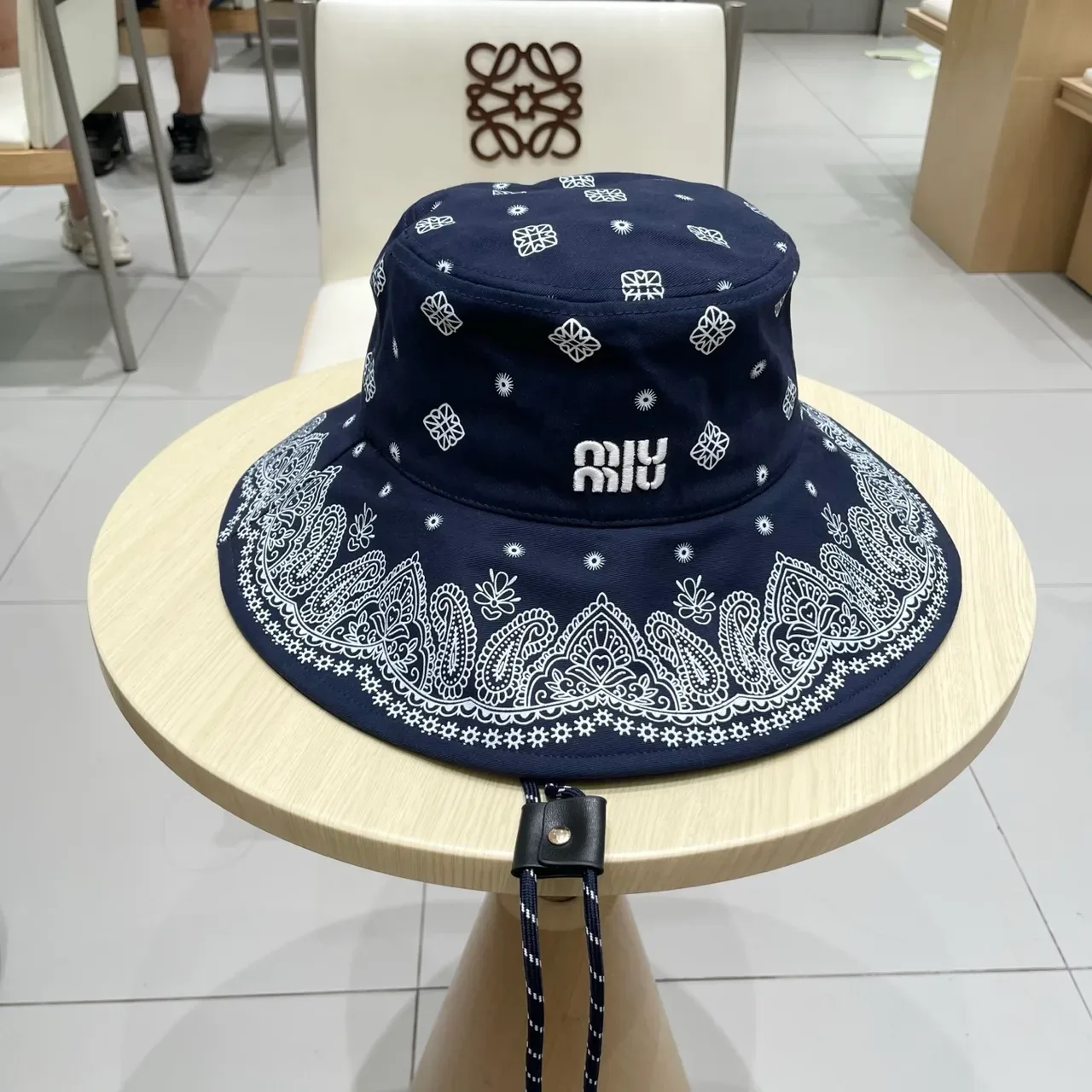 Miu Miu Chapeau Bucket Impression Bandana Couleur Navy 9