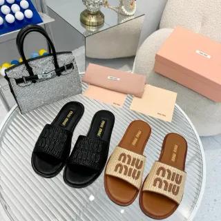 Miu Miu काले भूरे बुने पट्टा उभरे लोगो चप्पल