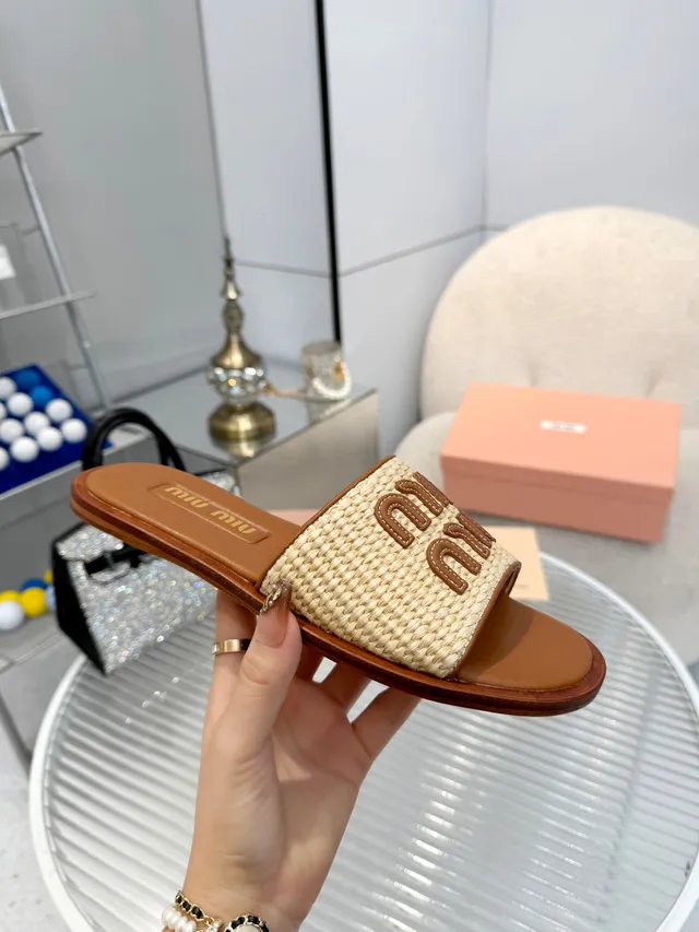 Miu Miu 黑色米色编织带浮雕标志拖鞋 4