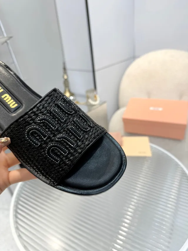 Miu Miu 黑色米色编织带浮雕标志拖鞋 5