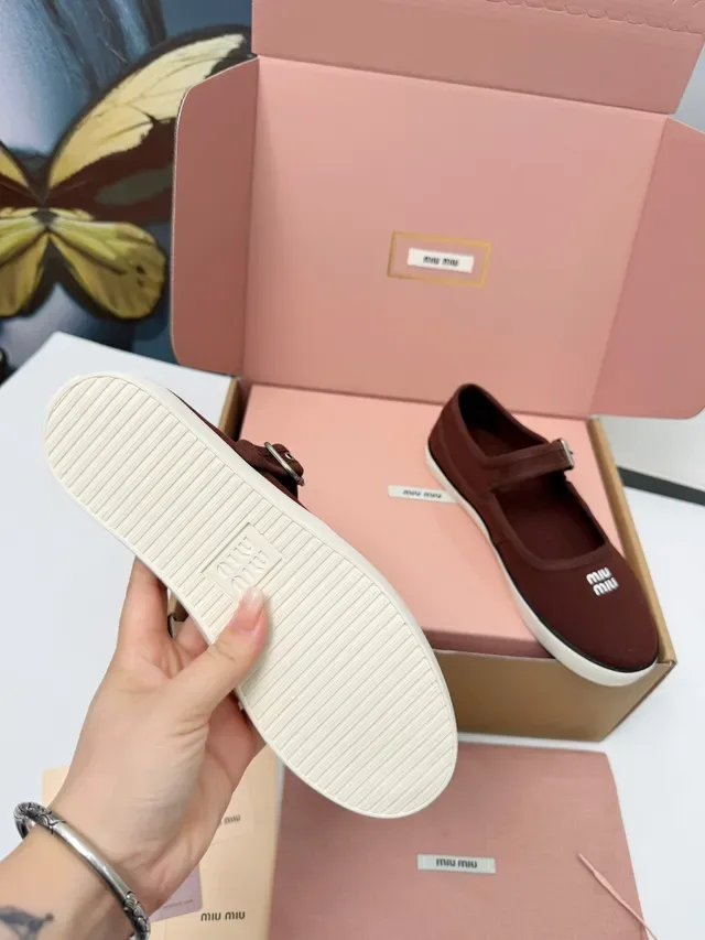 Miu Miu أحذية ماري جين بنية كانفاس مع إبزيم 2