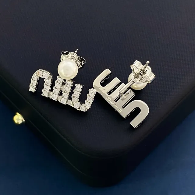 Miu Miu Logo मोती Pavé कान की मणिकाएँ 8