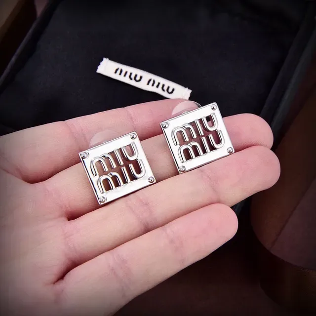 Miu Miu Pendientes Plata Cuadrados Grabados con Logo Placa 2