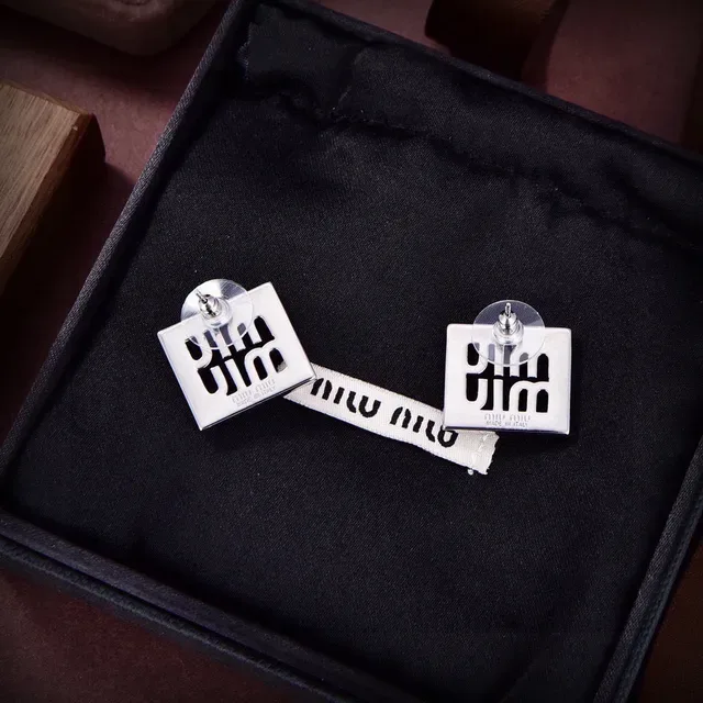 Miu Miu Pendientes Plata Cuadrados Grabados con Logo Placa 3