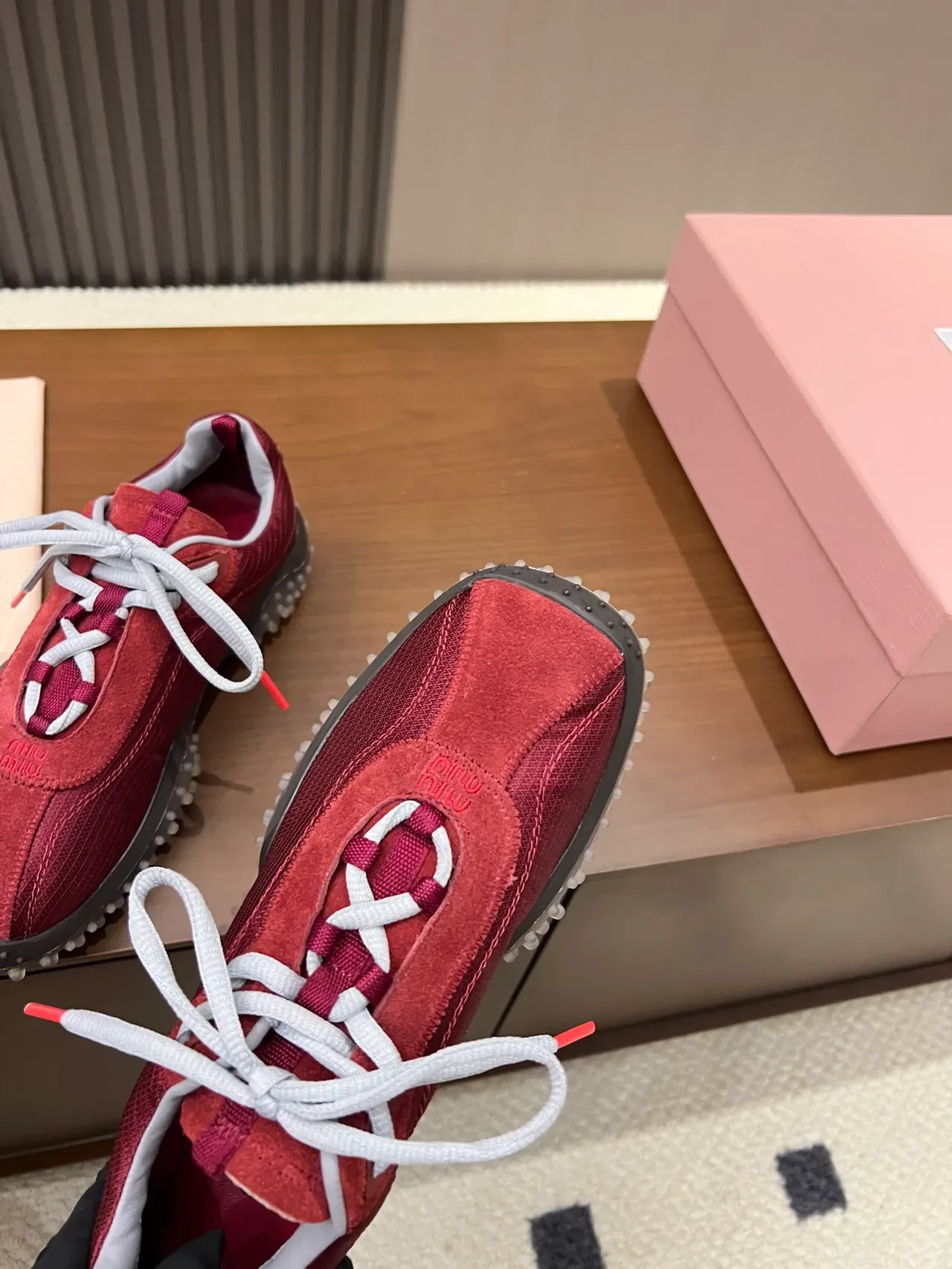 Miu Miu Wander 红色麂皮和网面生活方式运动鞋 2