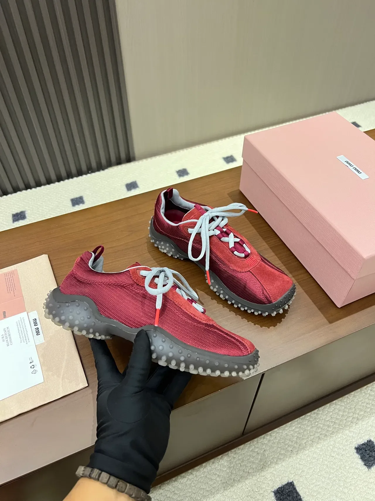 Miu Miu Wander 红色麂皮和网面生活方式运动鞋 3