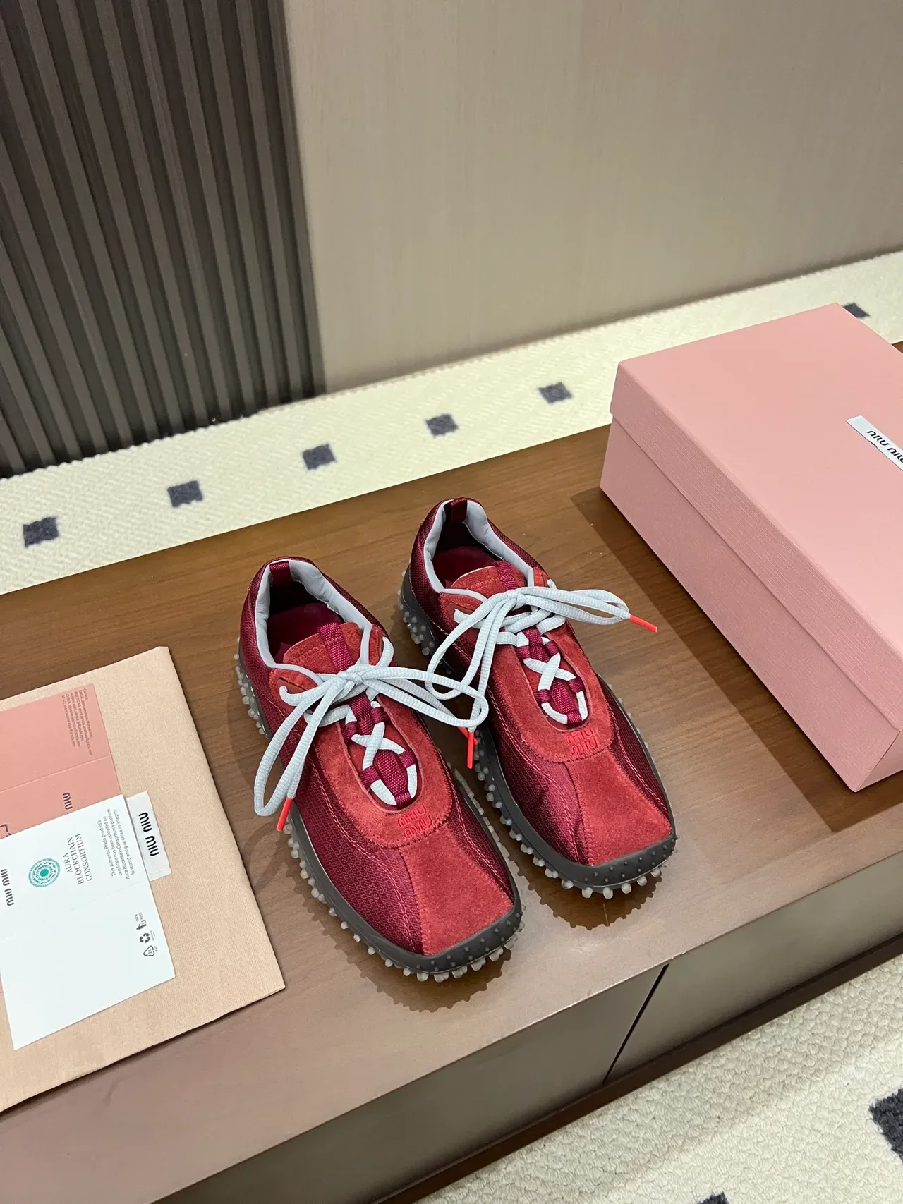Miu Miu Wander 红色麂皮和网面生活方式运动鞋 4