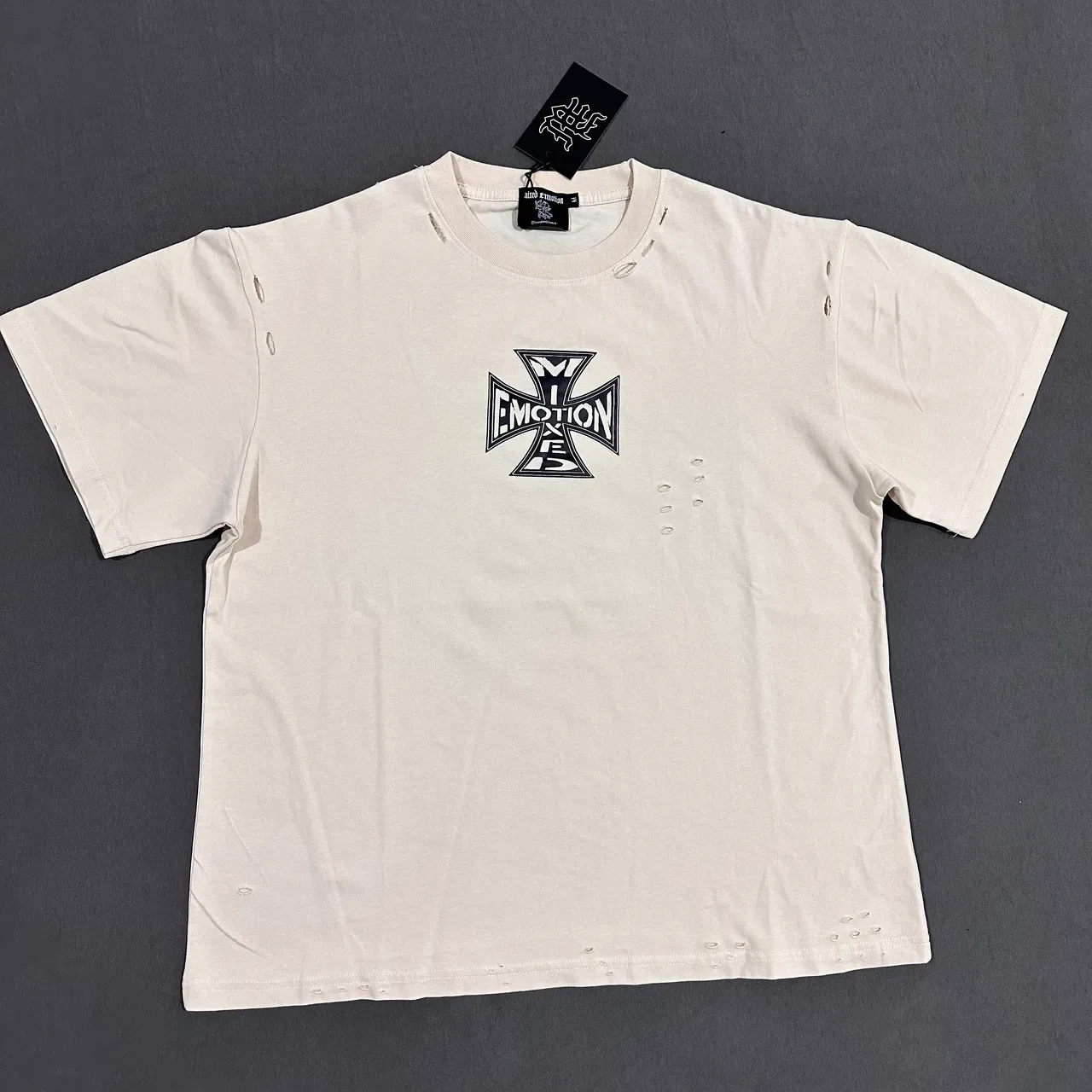 Camiseta preta Mixed Emotion com estampa de cruz de ferro 7