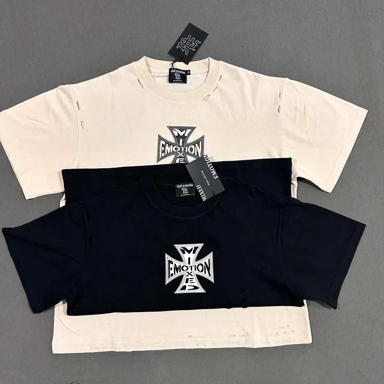 Camiseta preta Mixed Emotion com estampa de cruz de ferro 8