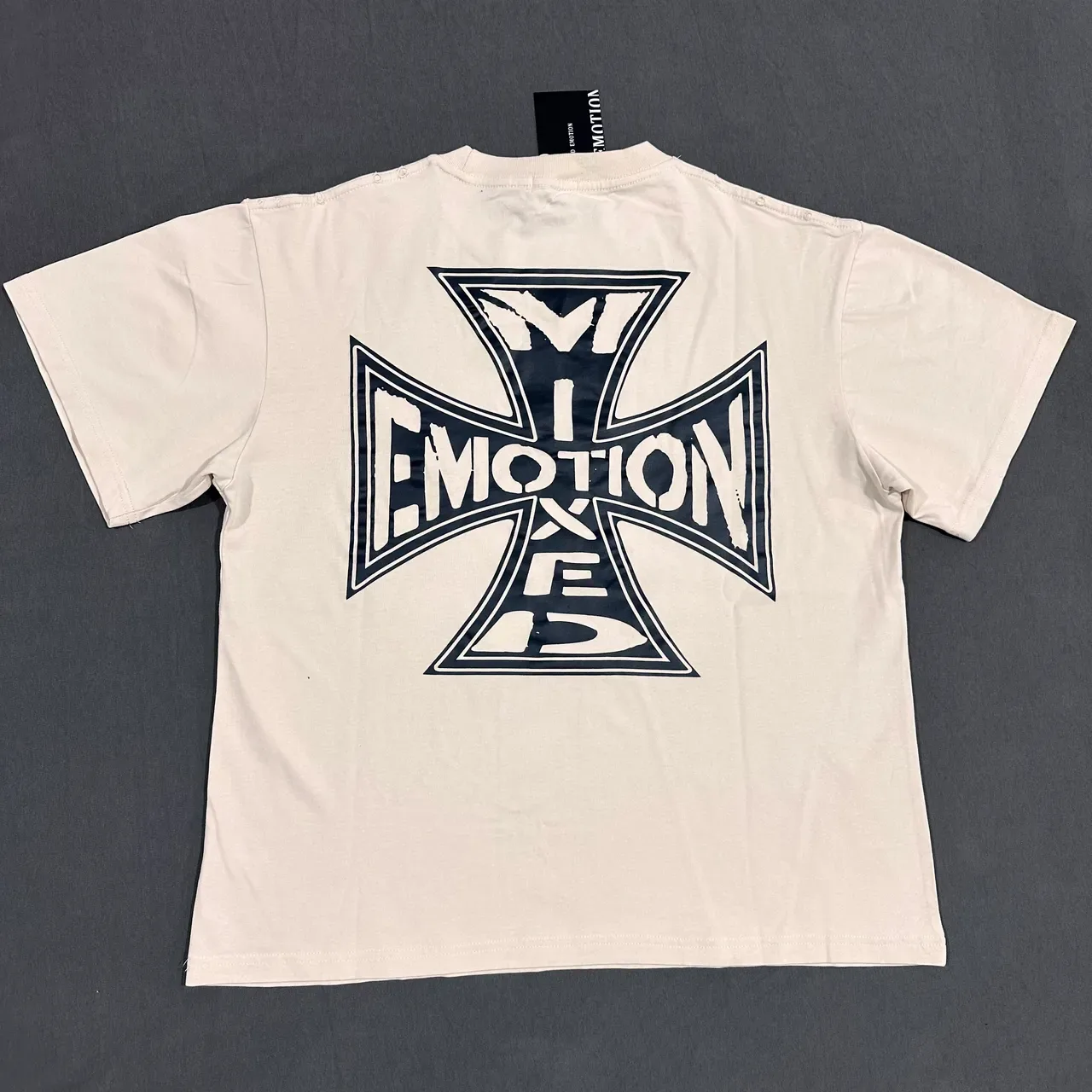 Camiseta preta Mixed Emotion com estampa de cruz de ferro 9
