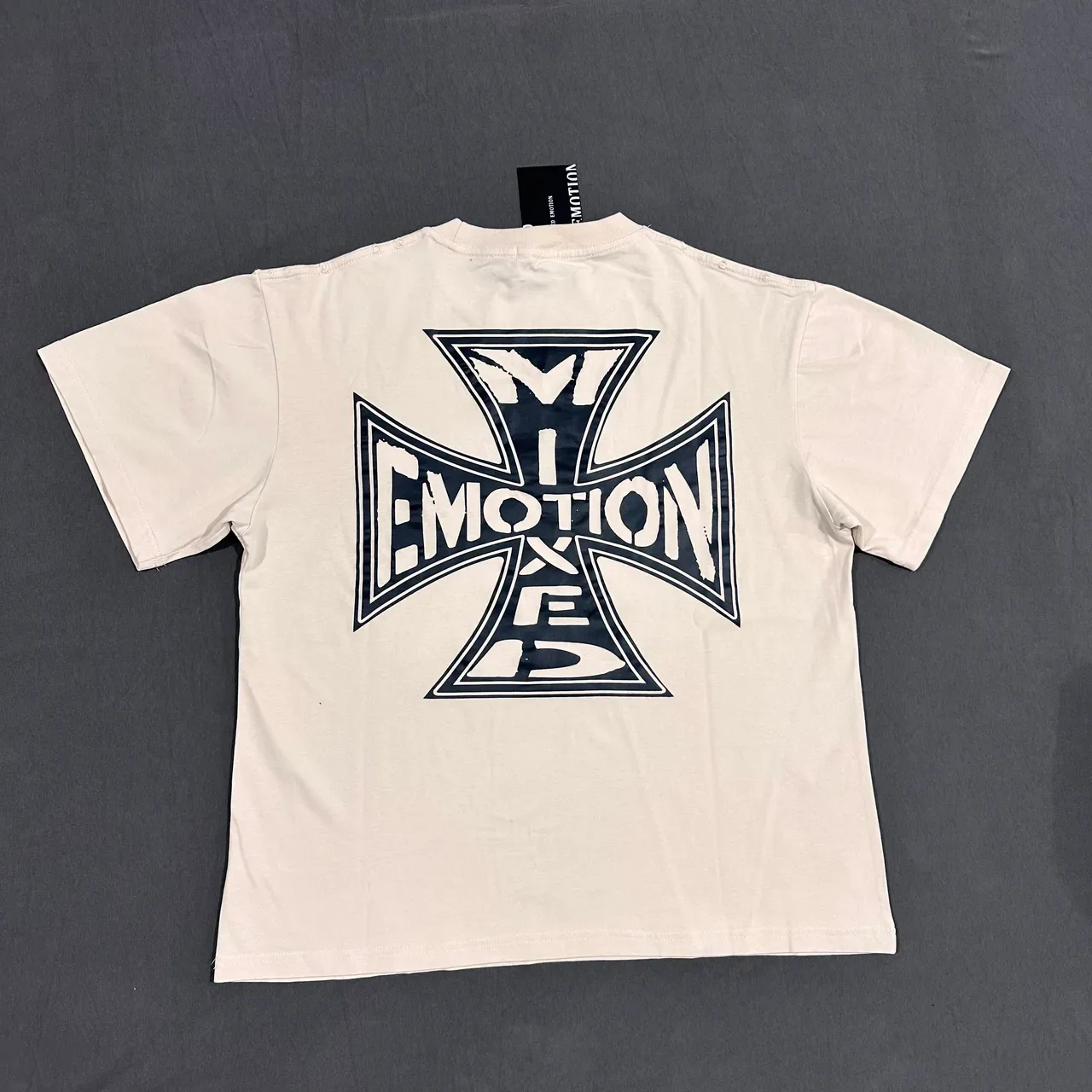 Camiseta preta Mixed Emotion com estampa de cruz de ferro 10