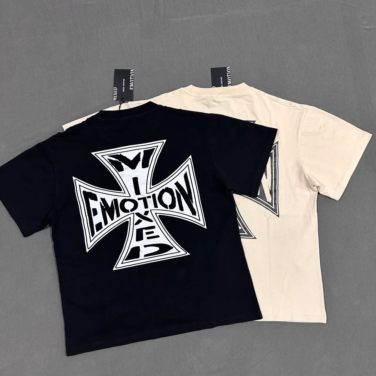 Camiseta preta Mixed Emotion com estampa de cruz de ferro 11