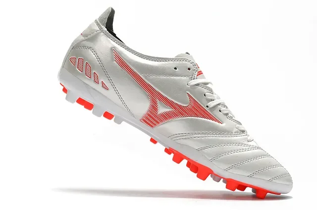 Mizuno Chaussures de Football Blanc Rouge Tige Basse Cuir Doublure Matelassée pour Terrain Firme 2