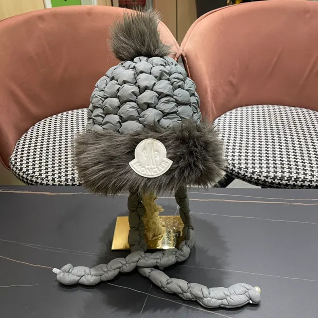 Moncler Gris Matelassé Bretelle Tressée Bordure Fourrure Synthétique Bonnet 3