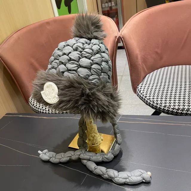 Moncler Gris Matelassé Bretelle Tressée Bordure Fourrure Synthétique Bonnet 4