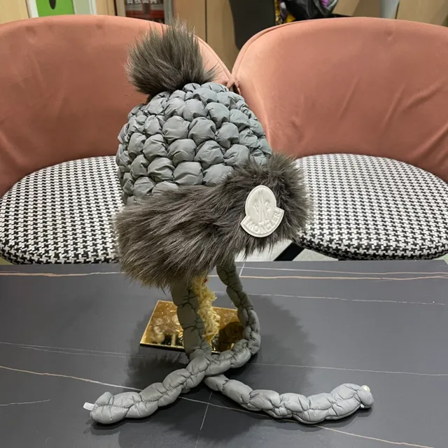 Moncler Gris Matelassé Bretelle Tressée Bordure Fourrure Synthétique Bonnet 5