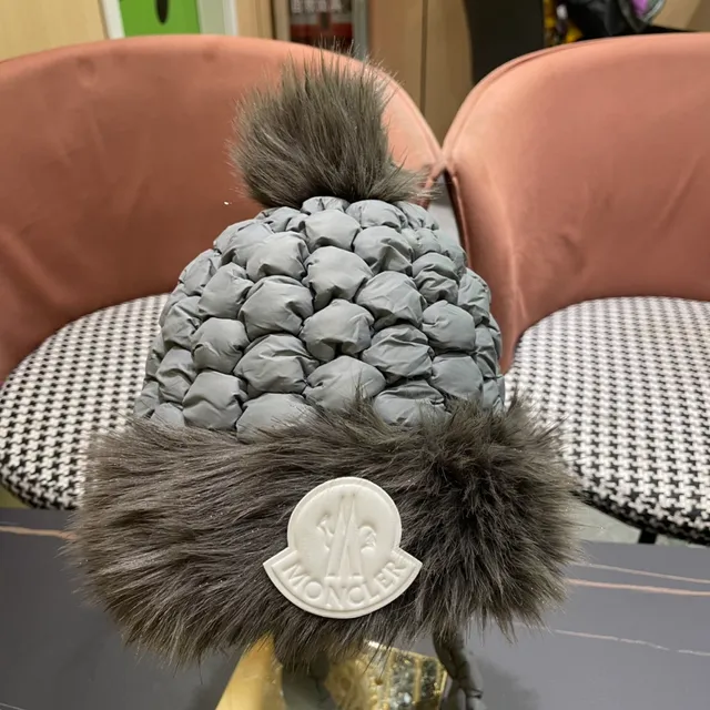 Moncler Gris Matelassé Bretelle Tressée Bordure Fourrure Synthétique Bonnet 6