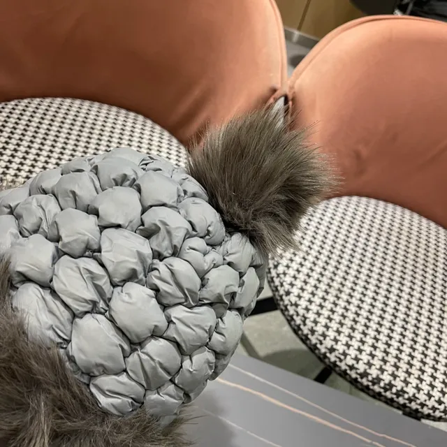 Moncler Gris Matelassé Bretelle Tressée Bordure Fourrure Synthétique Bonnet 7