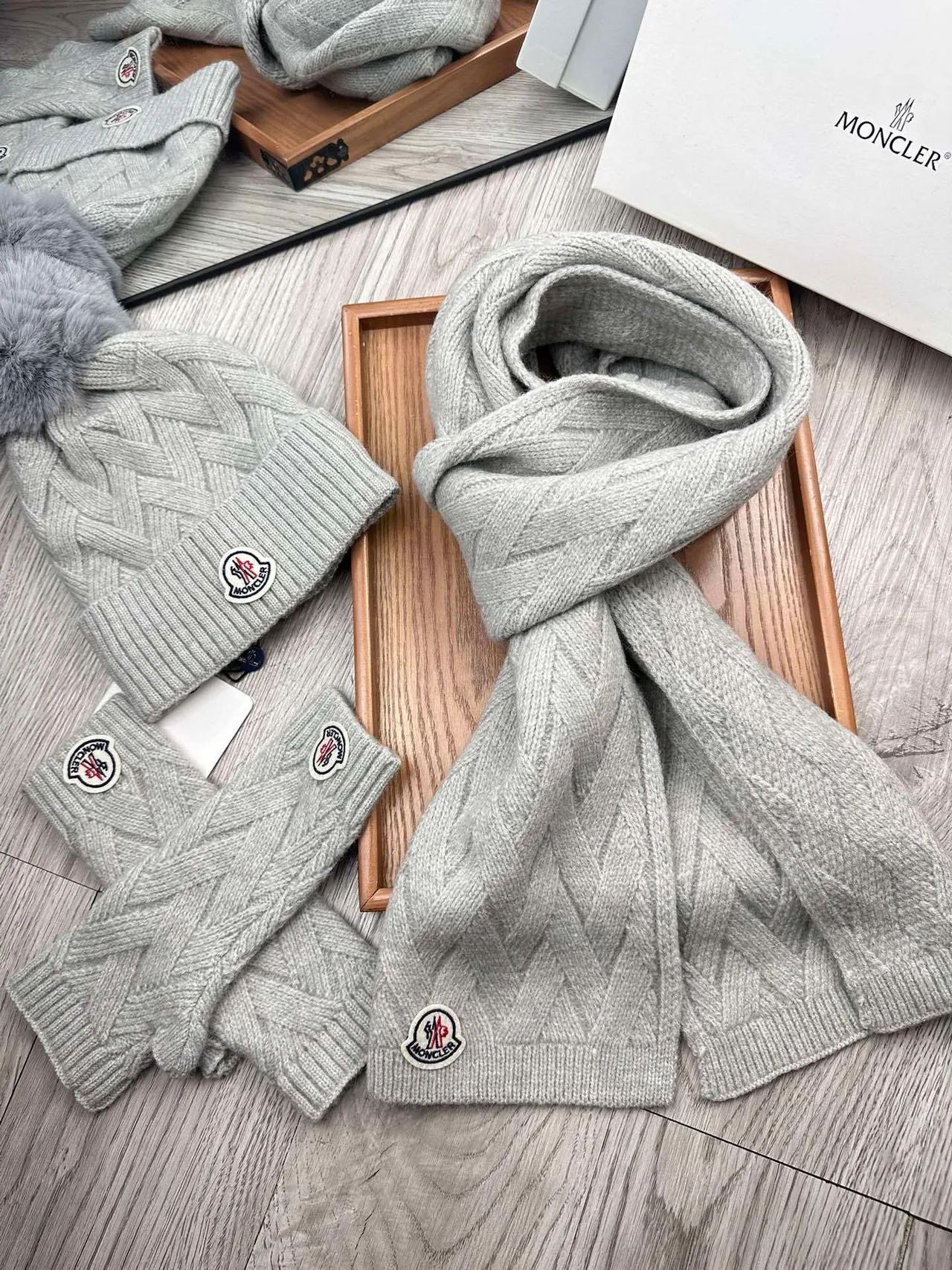 Moncler গ্রে রিবড নিট ফক্স ফার Pom-Pom বিনি 9