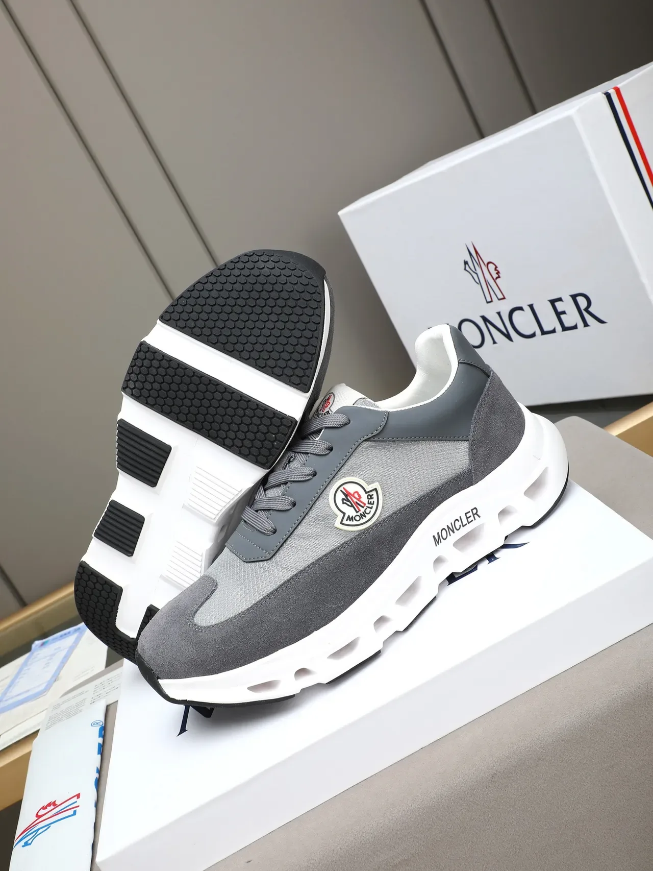 Moncler Tênis Cinza Branco Material Misto Superior Esculturado Perfurado Solado do Meio 4