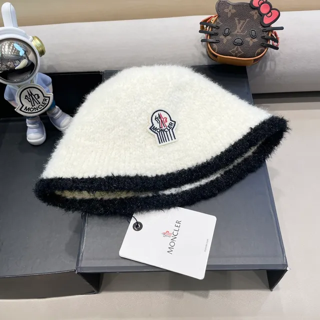 Moncler পান্ডা-অনুপ্রাণিত দ্বি-টোন ফাজি বিনি 2
