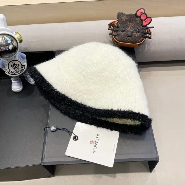 Moncler পান্ডা-অনুপ্রাণিত দ্বি-টোন ফাজি বিনি 3