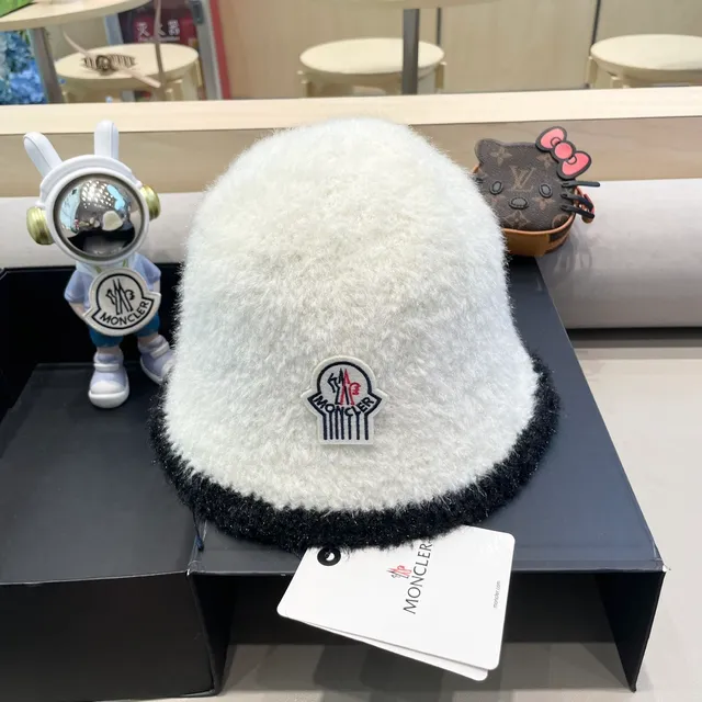 Moncler পান্ডা-অনুপ্রাণিত দ্বি-টোন ফাজি বিনি 4
