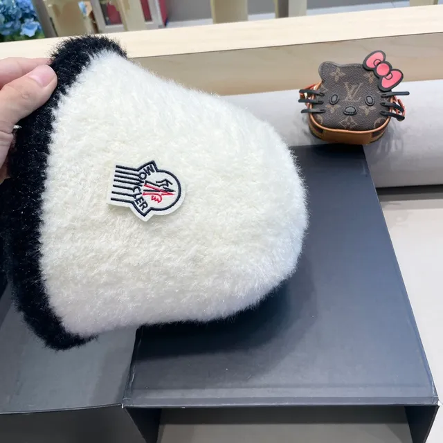 Moncler পান্ডা-অনুপ্রাণিত দ্বি-টোন ফাজি বিনি 5