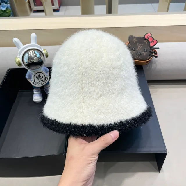 Moncler পান্ডা-অনুপ্রাণিত দ্বি-টোন ফাজি বিনি 7