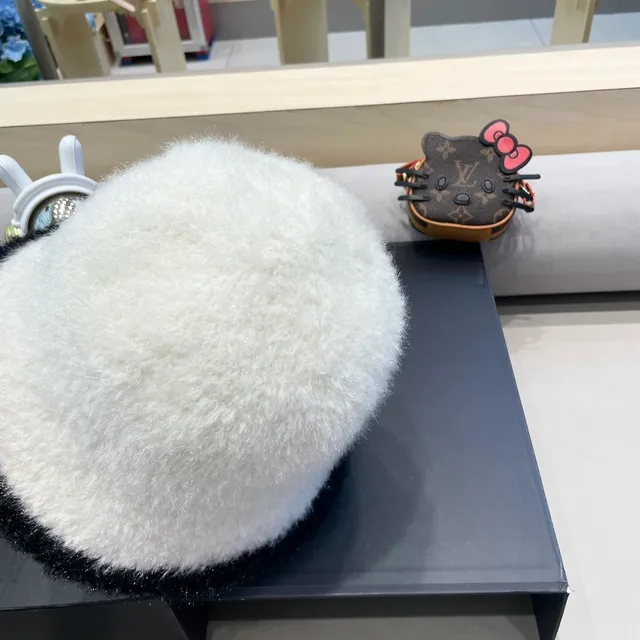 Moncler পান্ডা-অনুপ্রাণিত দ্বি-টোন ফাজি বিনি 8