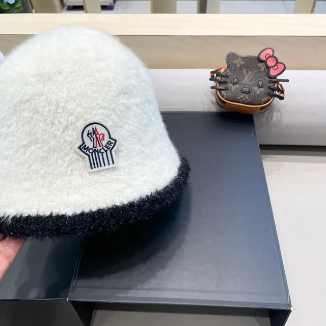 Moncler পান্ডা-অনুপ্রাণিত দ্বি-টোন ফাজি বিনি 9