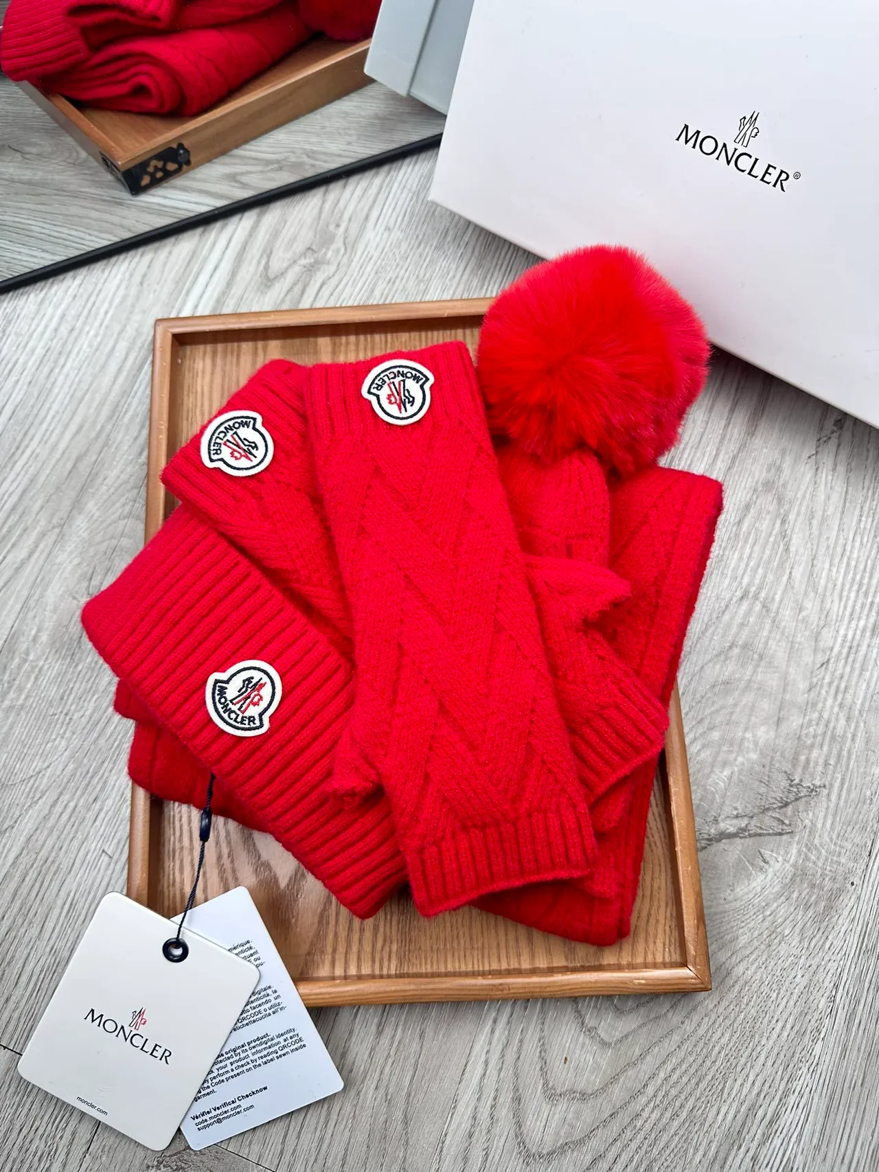 Moncler Pull Rouge Tricot à Côtes Doublé de Peluche 3