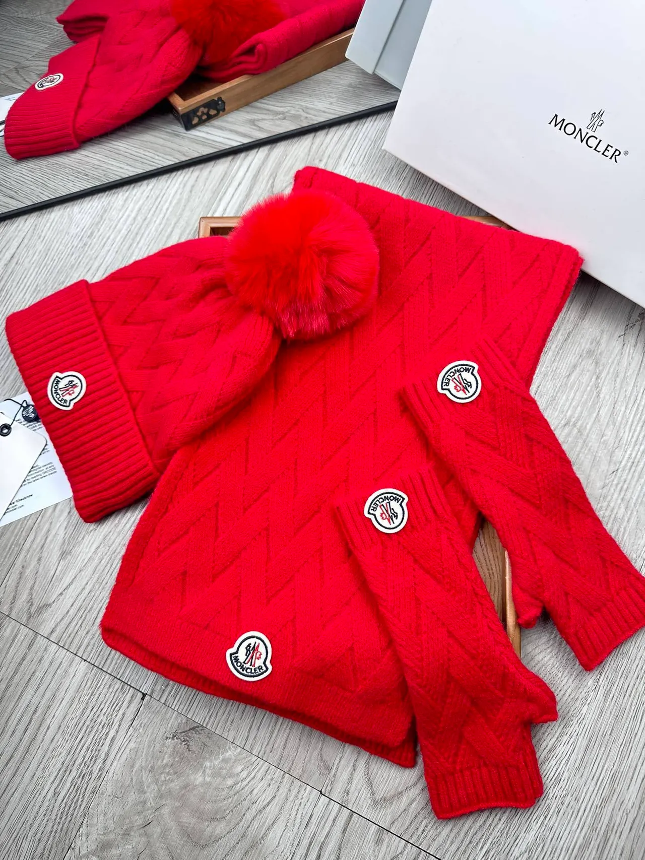 Moncler Pull Rouge Tricot à Côtes Doublé de Peluche 4