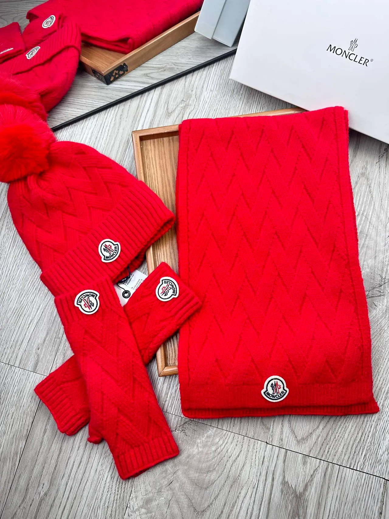 Moncler Pull Rouge Tricot à Côtes Doublé de Peluche 5