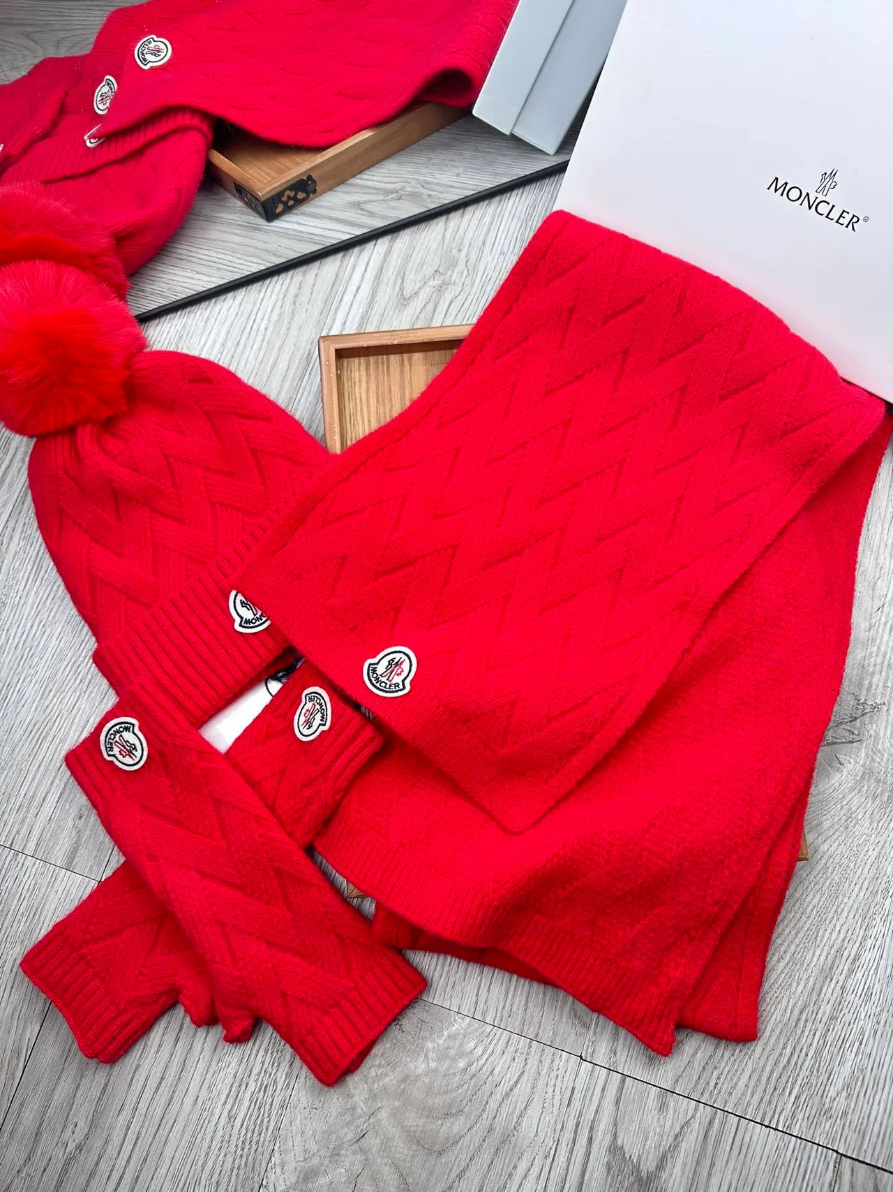 Moncler Pull Rouge Tricot à Côtes Doublé de Peluche 7