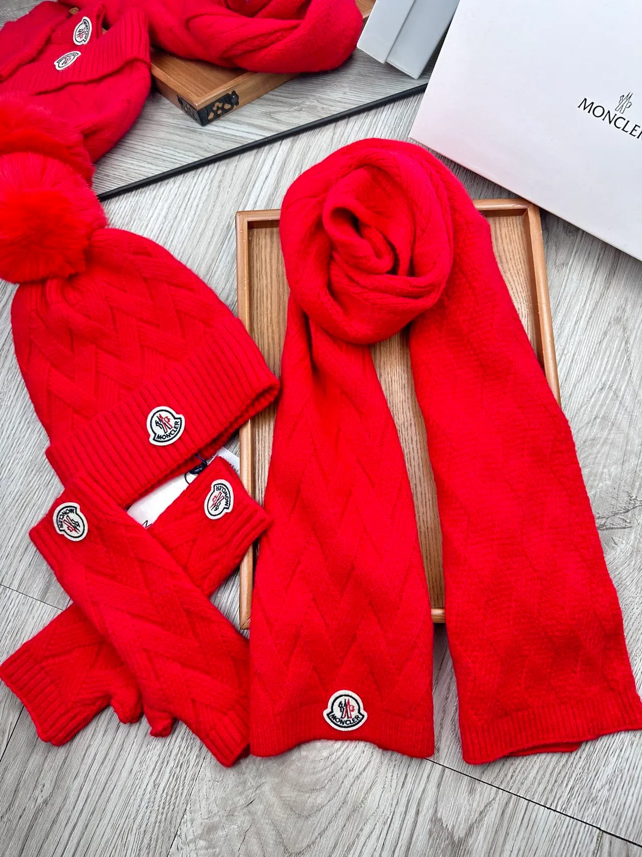 Moncler Pull Rouge Tricot à Côtes Doublé de Peluche 8